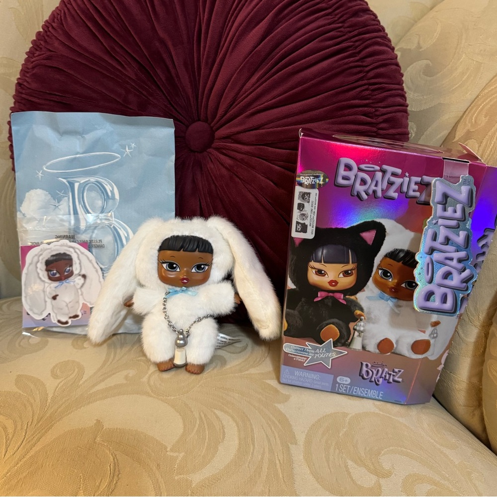 Bratz Bratzies Icon Series Blind Box Sasha Bunny Boo Charm Collectible